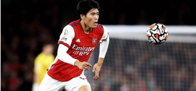 El popular futbolista internacional japonés de 23 años se convierte en el Arsenal defendiendo el muslo real